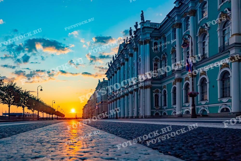 На фотографии запечатлен Санкт-Петербург ранним утром. 
Это изображение может быть использовано в качестве иллюстративного материала в туристических брошюрах, культурных обзорах, образовательных материалах, а также как элемент декора, который может вдохновить на путешествие в этот великолепный город.